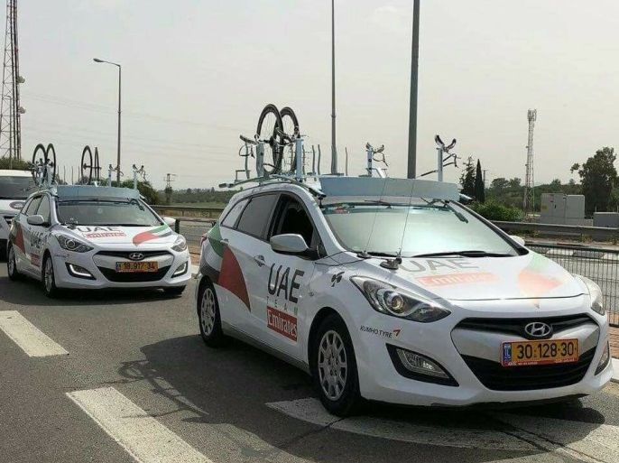 ناشطون تداولوا صورا لسيارات يكتب عليها اسم الإمارات وتحمل علمها (ناشطون)