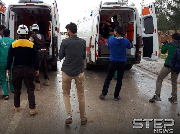 سيارات إسعاف تنقل جرحى ومرضى من مهجري ريف حماة إلى شمال سوريا