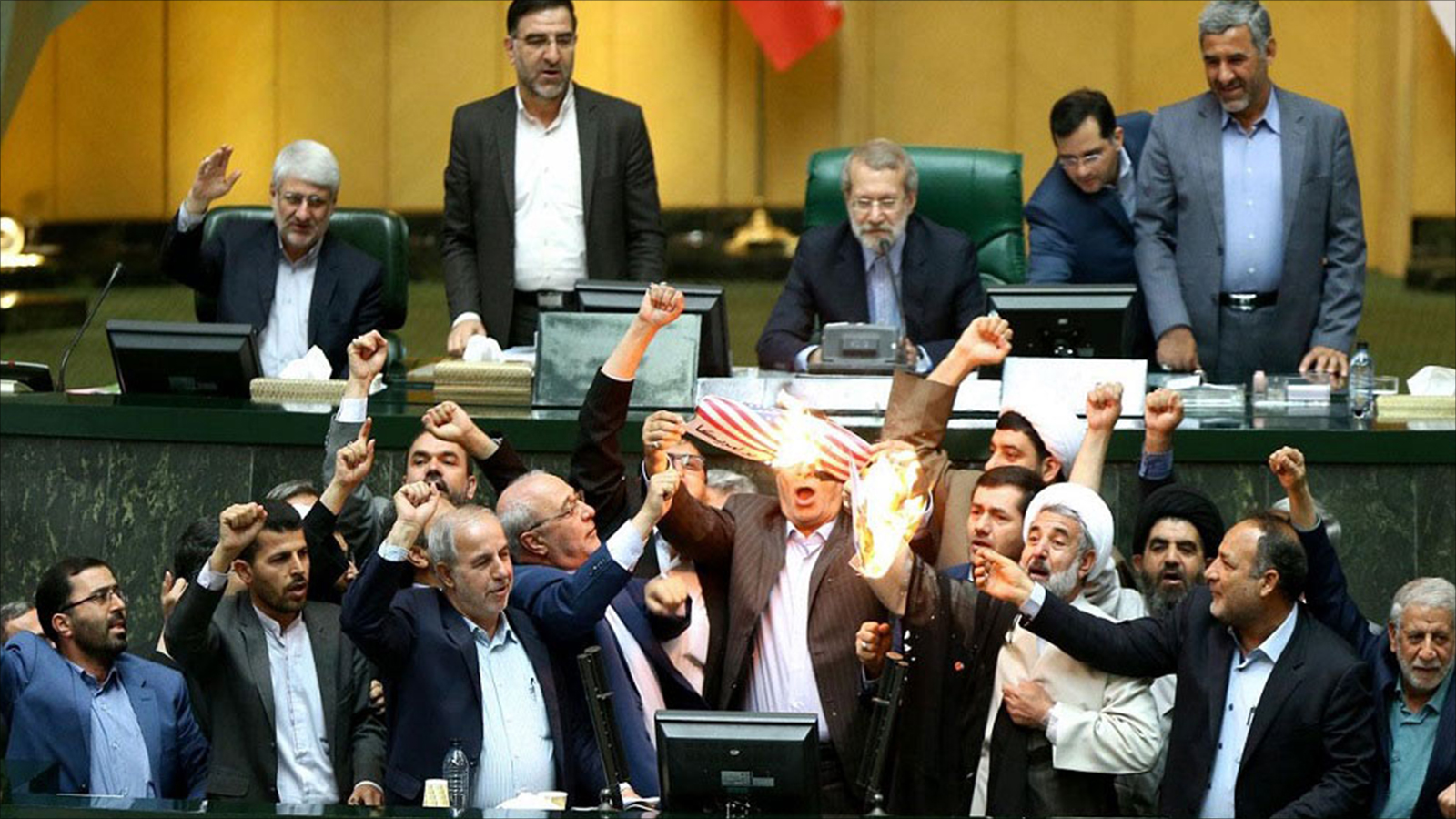 النواب الإيرانيون أحرقوا العلم الأميركي وهتفوا 