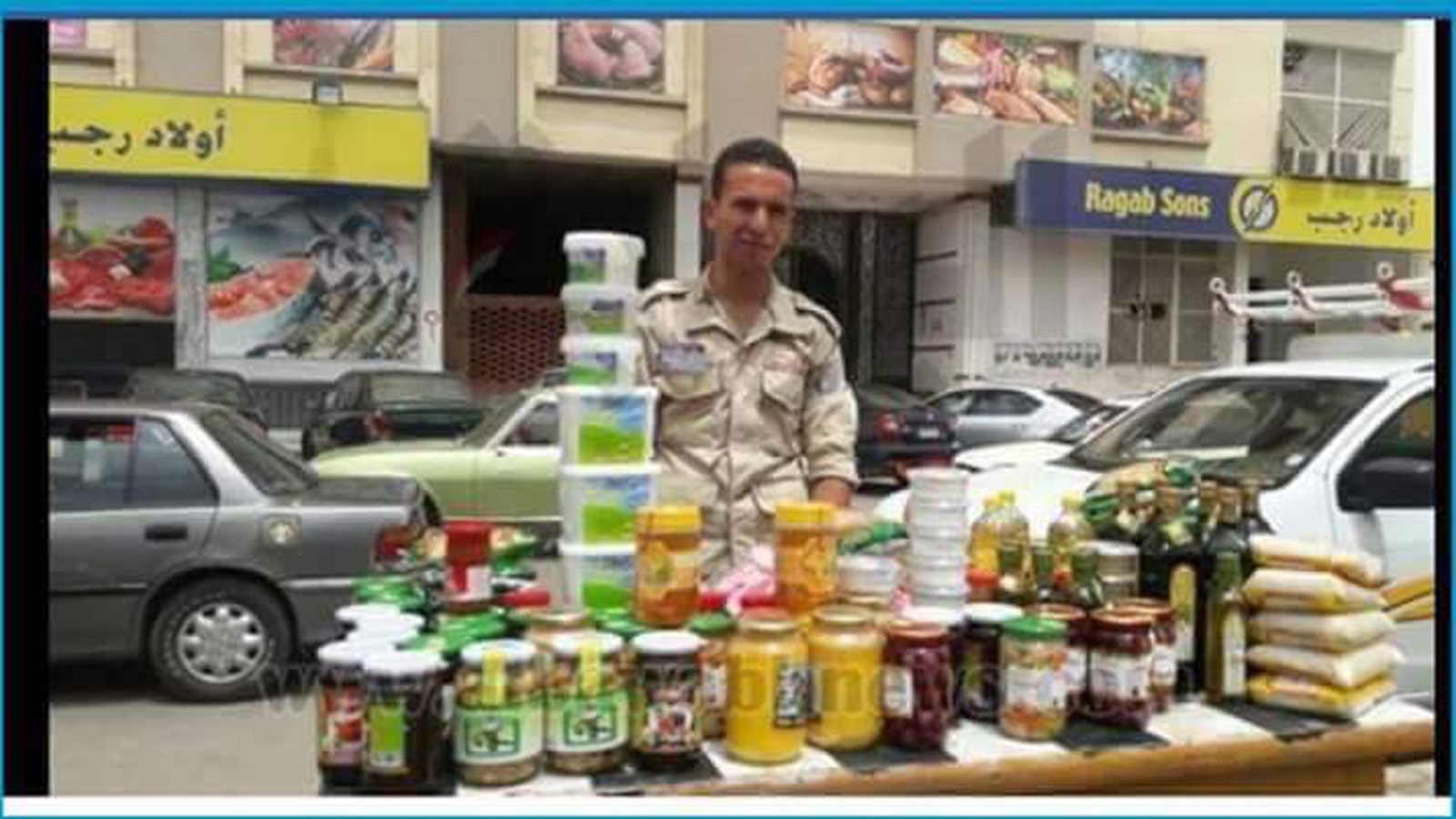 جندي يبيع منتجات الجيش المصري على الرصيف (مواقع التواصل الاجتماعي)
