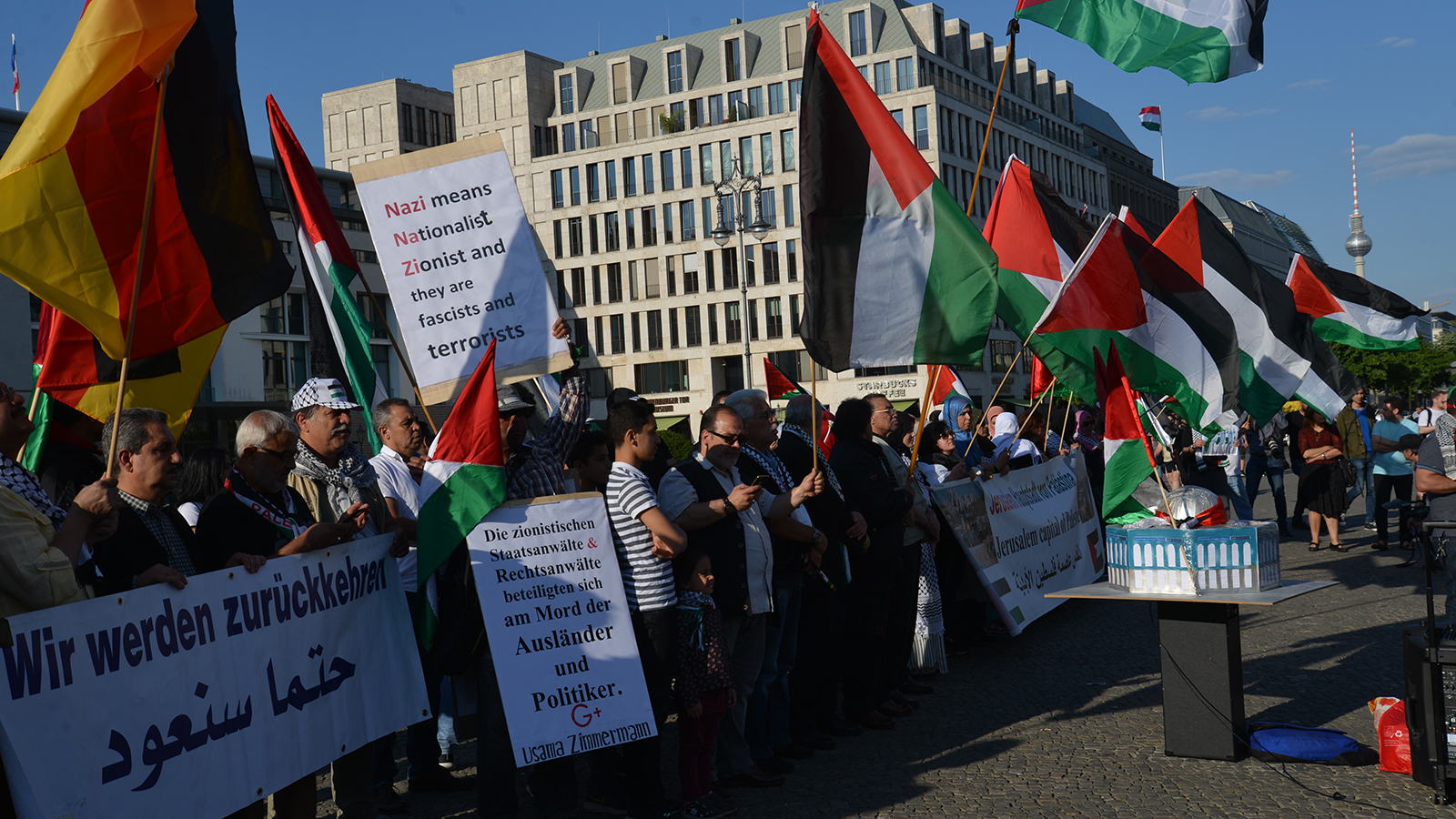 الفلسطينيون المشاركون في المظاهرة رفعوا لافتات تؤكد يقينهم بعودتهم إلى وطنهم (الجزيرة نت)
