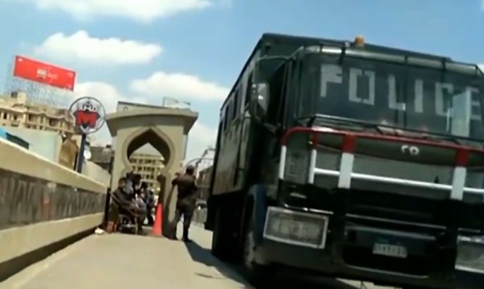 حشود قوات الأمن أمام محطات المترو بالقاهرة