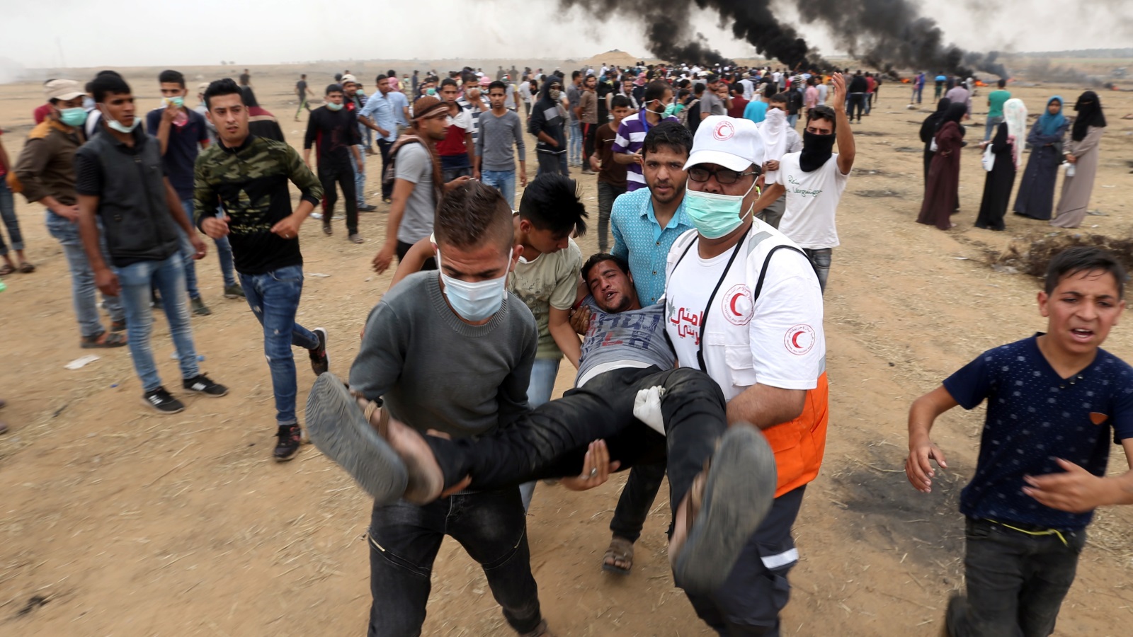 جريح فلسطيني برصاص الاحتلال الإسرائيلي بغزة(رويترز)