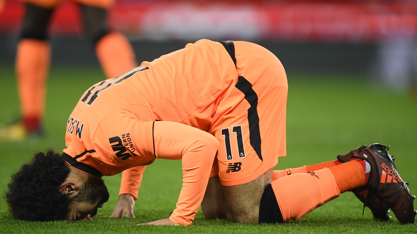 ‪محمد صلاح ساجدا بعد تسجيل أحد أهدافه مع ليفربول‬ (غيتي)