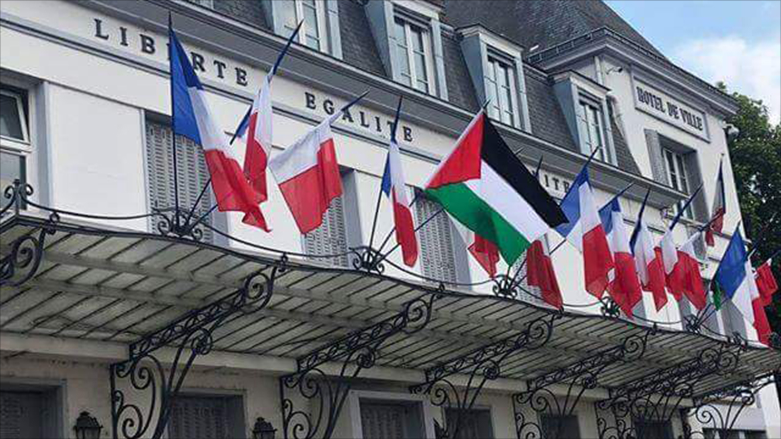 بلدية مدينة فيل سان جورج ترفع علم فلسطين تضامنا مع غزة خاص (الجزيرة)