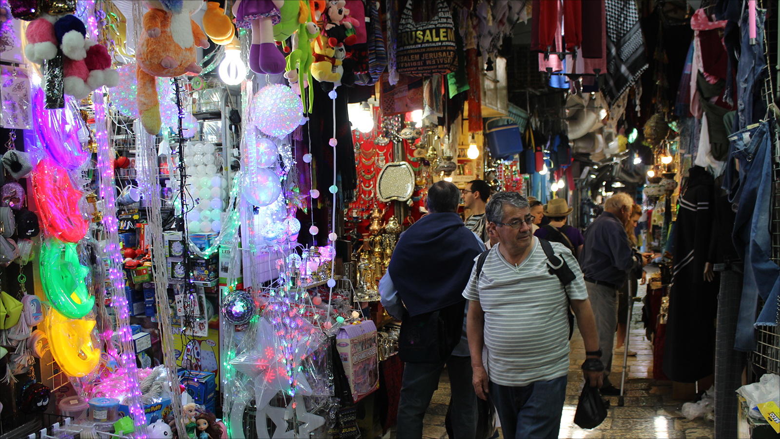 ‪سوق خان الزيت في البلدة القديمة بالقدس يتهيأ لاستقبال شهر رمضان‬ (الجزيرة)