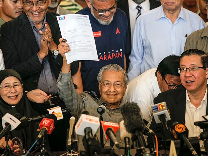 epa06724476 Mahathir Mohamad (C) former Malaysian prime minister and chairman of 'Pakatan Harapan' (The Alliance of Hope) and current prime ministerial candidate shows a letter to the king during a media conference in Kuala Lumpur, Malaysia, 10 May 2018. Malaysia's Pakatan Harapan alliance lead by former prime minister, Mahathir Mohamad, has won a historic election victory. EPA-EFE/AHMAD YUSNI