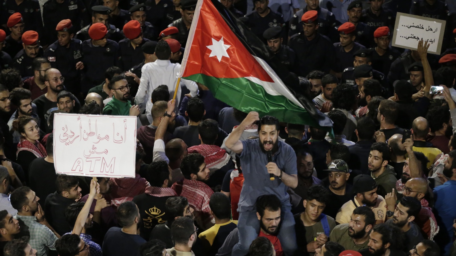 ‪رفع ضريبة الدخل أدى إلى احتجاجات واسعة في الشارع الأردني‬ ( الأوروبية)