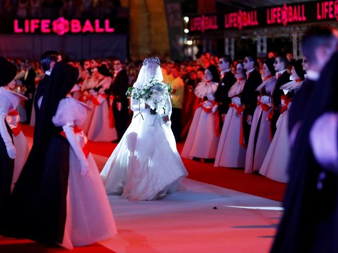 SInger Conchita Wurst performs wearing a wedding dress during the opening ceremony of the 25th Life Ball in Vienna, Austria, June 2, 2018. REUTERS/Leonhard Foeger TPX IMAGES OF THE DAY