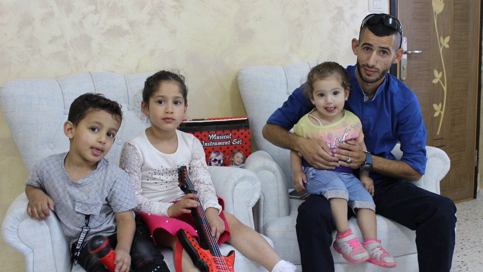 منذر حمادة مع أطفاله أحمد وسدين ومريم في حين يعيش حمادة ومحمد بمركز للشؤون الاجتماعية (الجزيرة)