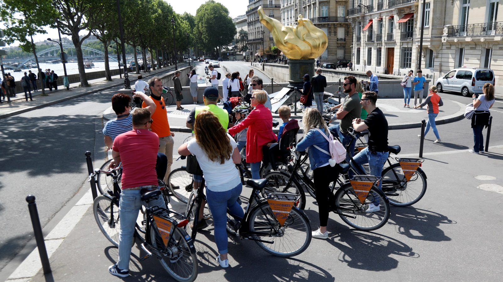 الدراجة الهوائية وسيلة انتقال آمنة رخيصة وبسيطة وصديقة للبيئة (رويترز)