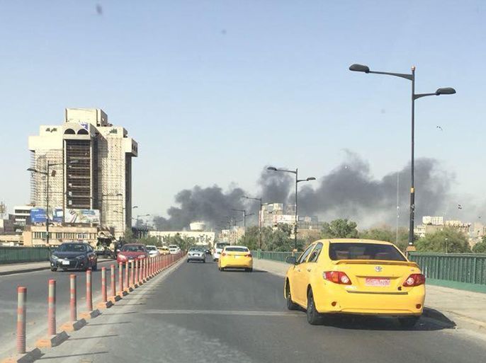 دخان حريق مخازن مفوضية الإنتخابات بغطي سماء الرصافة شرقي بغداد