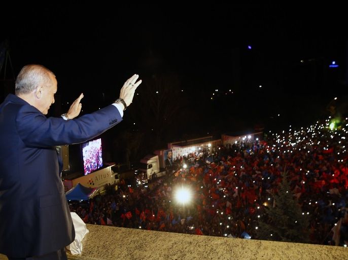 أردوغان يحيي أنصاره في المقر الرئيسي لحزب العدالة والتنمية في أنقرة بعد الفوز في الانتخابات 24 يونيو حزيران 2018 (الأوروبية)