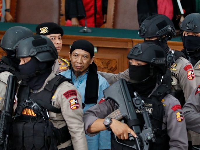 Islamic cleric Aman Abdurrahman is surrounded by security personnel after his verdict was announced in a courtroom in Jakarta, Indonesia, June 22, 2018. REUTERS/Darren Whiteside
