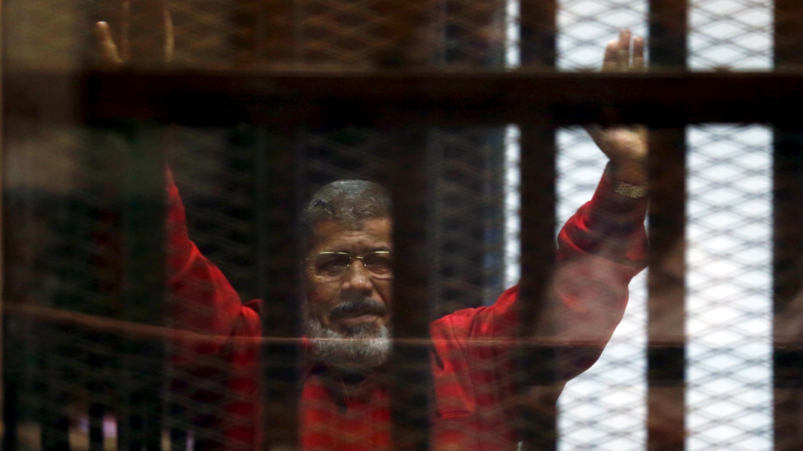 نُقل عن بديع تماسك الدكتور مرسي ورفعه أذان الفجر داخل محبسه منذ أوائل شهر رمضان (رويترز)