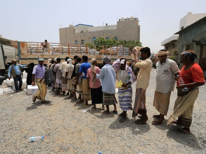 People displaced by the fighting near the Red Sea port city of Hodeidah queue to receive aid from United Nations agencies in Hodeidah, Yemen June 27, 2018. REUTERS/Abduljabbar Zeyad