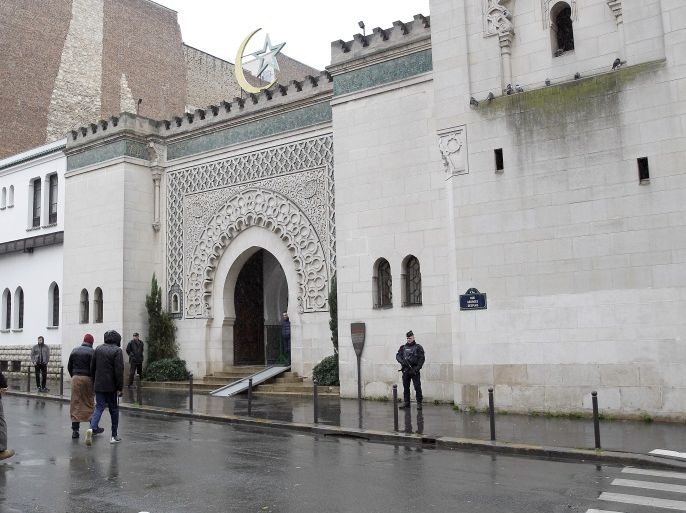 PARIS, FRANCE - NOVEMBER 20: A French police officer stands as Muslims arrive at the Great Mosque of Paris (Grande mosquee de Paris) priot to the Friday prayers on November 2015 in Paris, France. Following the terrorist attacks in Paris last week, which claimed 130 lives and injured hundreds more, the Muslim community of Paris has seen an increase in security as Paris remains on a high security alert. (Photo by Thierry Chesnot/Getty Images)