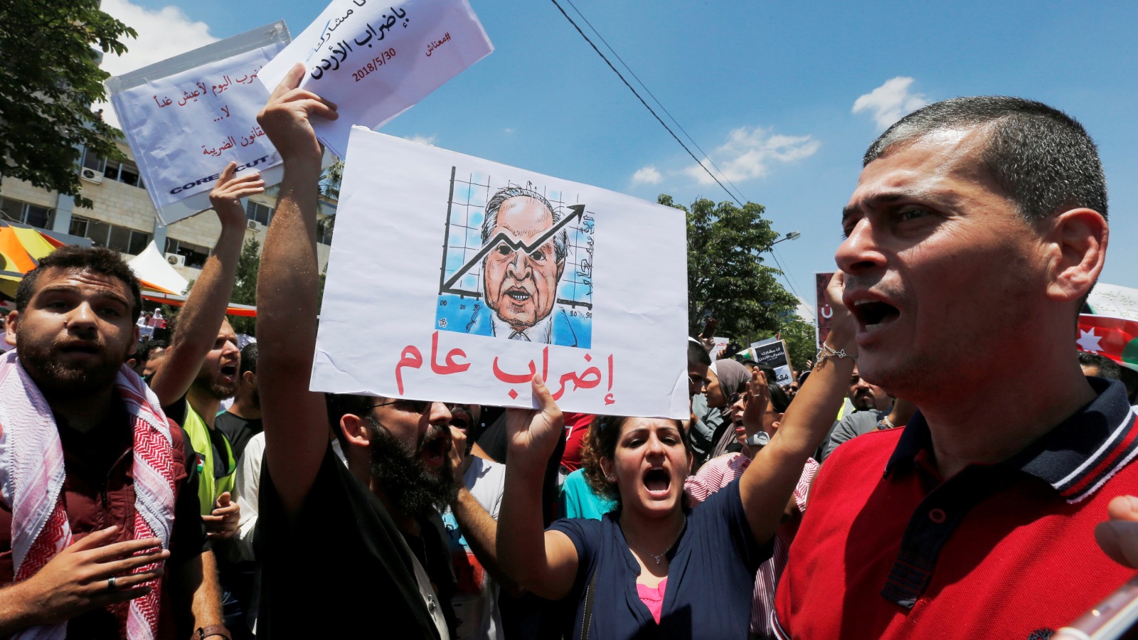 ‪محتجون في عمان على مشروع قانون ضريبة الدخل الذي أقرته حكومة الملقي‬ (رويترز)