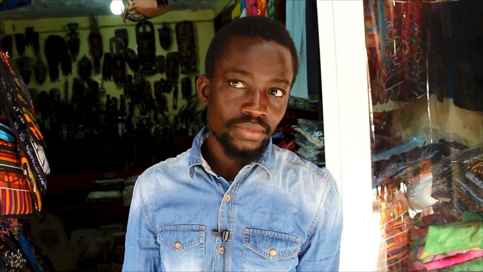 ‪صمبا جينك يبيع الأزياء والمنتجات الأفريقية بمحل تجاري في العاصمة نواكشوط‬  (الجزيرة)