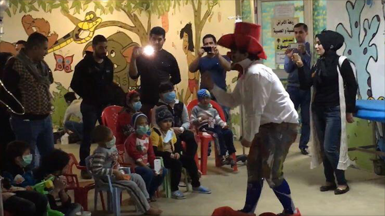 ‪ناشطون يقدمون فقرة ترفيهية لأطفال مصابين بالسرطان‬ (الجزيرة)