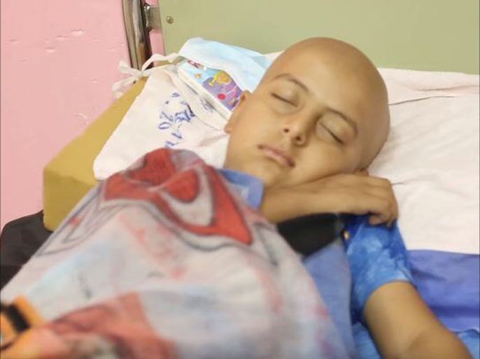 طفل عراقي مصاب بالسرطان يرقد في إحدى مستشفيات بغداد