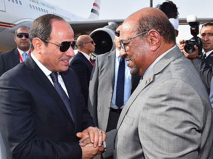 epa06898736 A handout photo made available by the Egyptian Presidency shows Egyptian President Abdel Fattah al-Sisi (L) and Sudanese President Omar al-Bashir shake hands upon Sisi's arrival to Khartoum, Sudan, 19 July 2018. EPA-EFE/EGYPTIAN PRESIDENCY HANDOUT HANDOUT EDITORIAL USE ONLY/NO SALES