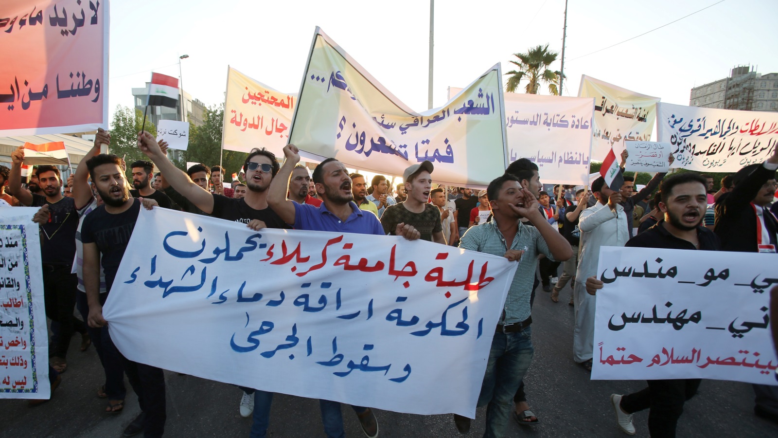 ‪المظاهرات أصبحت حدثا يوميا في جنوب ووسط العراق‬  المظاهرات أصبحت حدثا يوميا في جنوب ووسط العراق (رويترز)