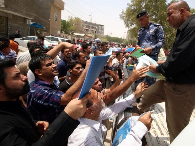 Iraqi protesters hand over job requests to government employees in Basra, Iraq July 18, 2018. REUTERS/Essam al-Sudani