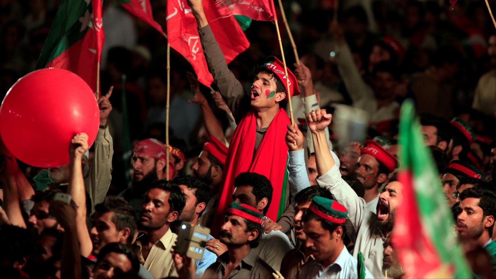 عمران خان يحظى بشعبية واسعة في أوساط الشباب الباكستاني (رويترز)