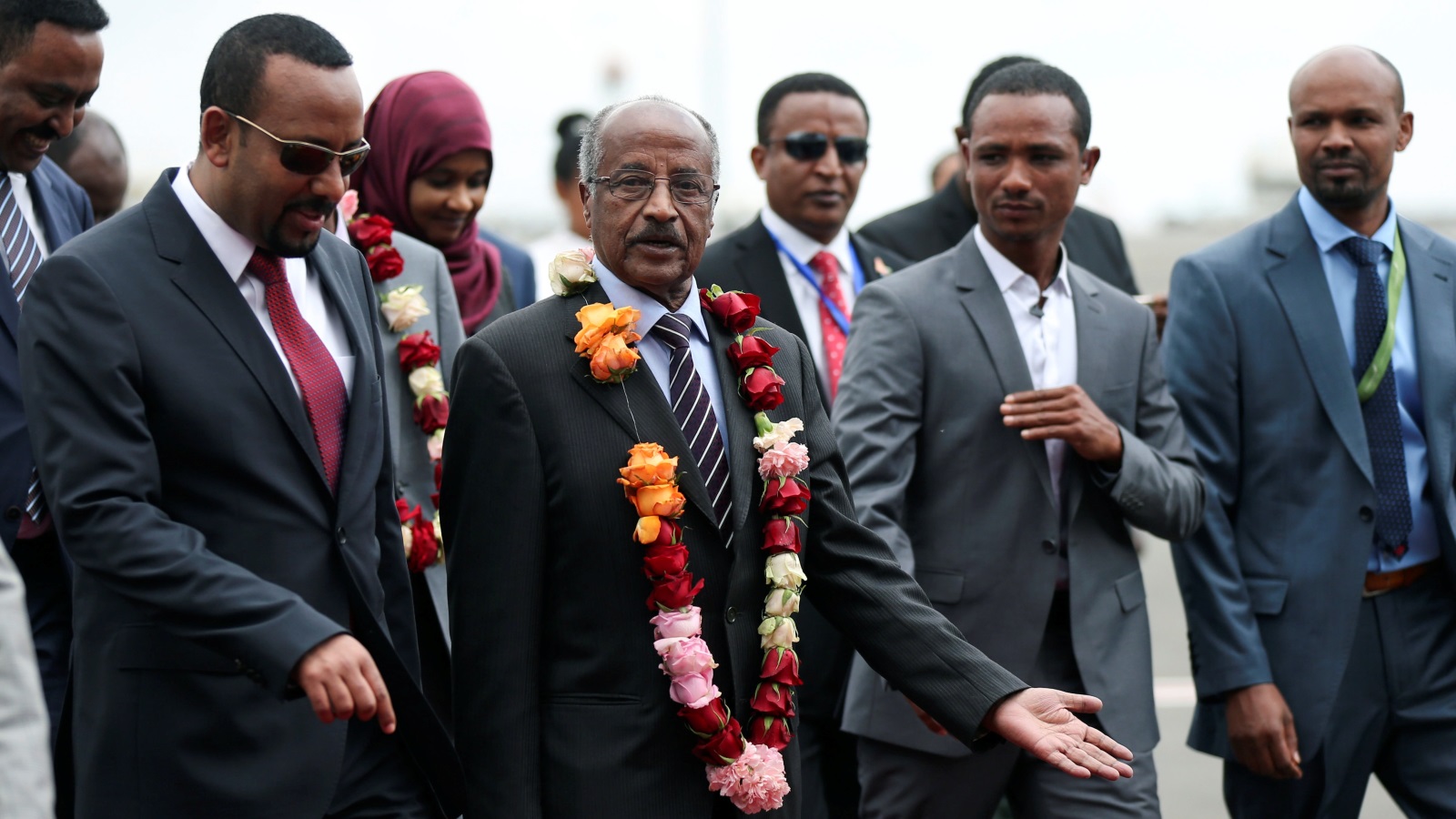 وزير الخارجية الإريتري (وسط) خلال زيارته أديس أبابا الشهر الماضي(رويترز)