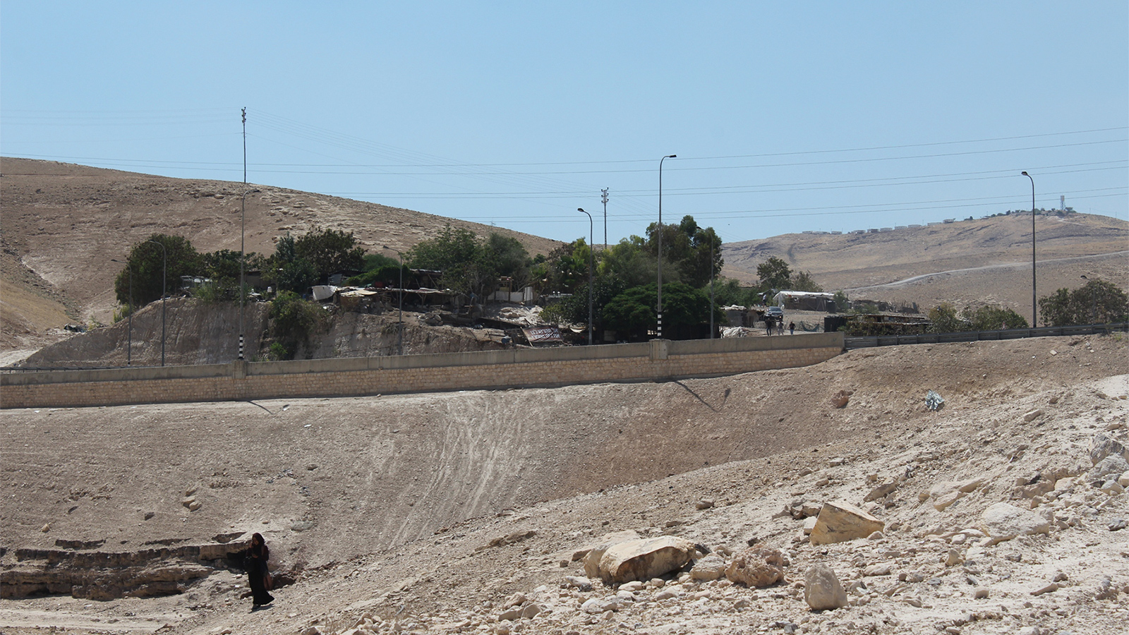 خمسة تجمعات فلسطينية في منطقة خان الأحمر شرق القدس مهددة بالهدم (الجزيرة)