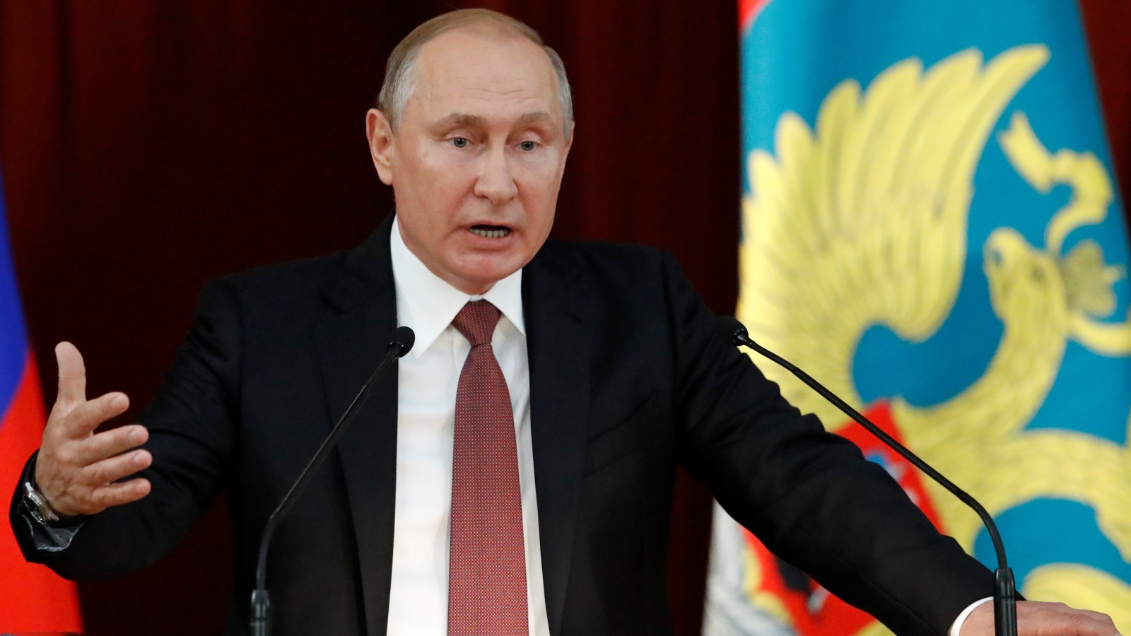 ‪بوتين قال خلال لقاء في موسكو مع سفراء روسيا إن علاقات بلاده مع أميركا أسوأ مما كانت عليه خلال الحرب الباردة‬ (رويترز)