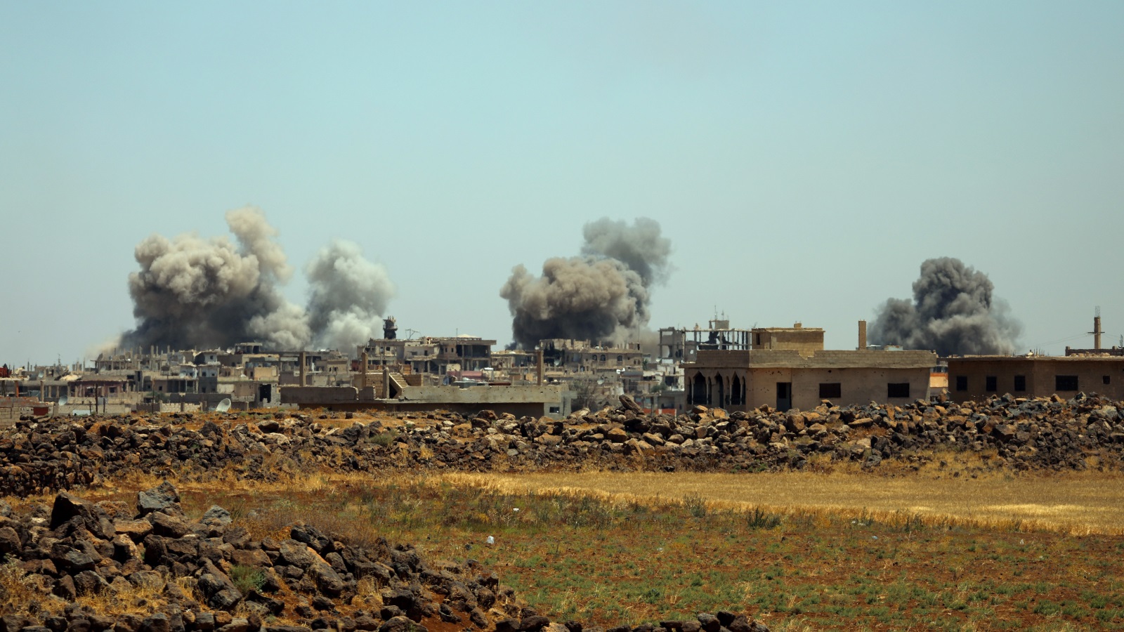 ‪‬ النظام شن عشرات الغارات على القرى والبلدات التي تسيطر عليها المعارضة في درعا(رويترز)