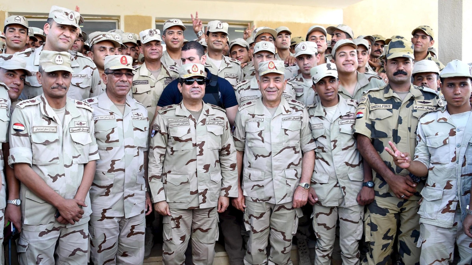 الرئيس عبد الفتاح السيسي بالزي العسكري مع مجموعة من الضباط في سيناء (رويترز)