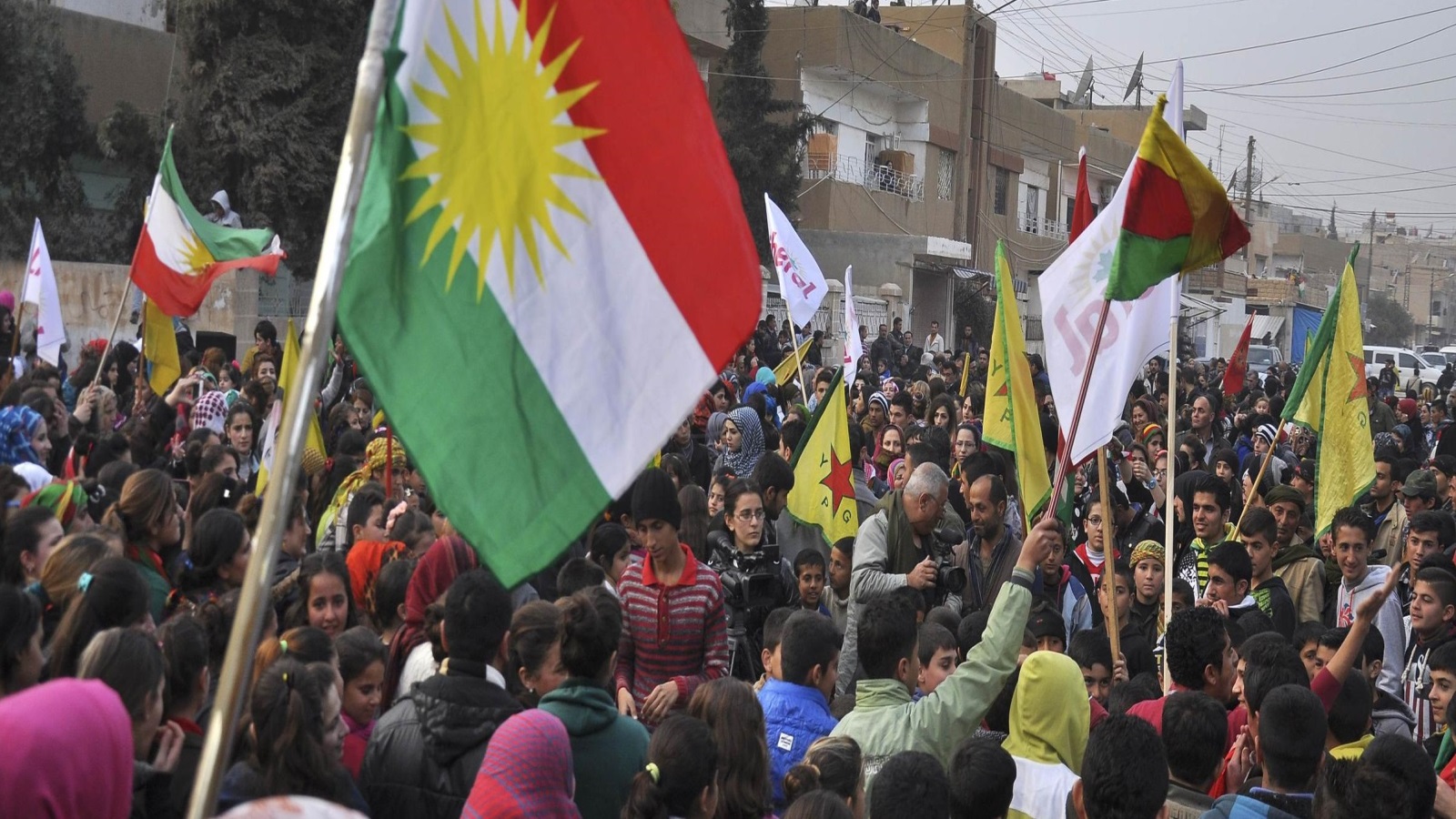 تجمع للأكراد في مدينة الحسكة شمال شرقي سوريا (رويترز)