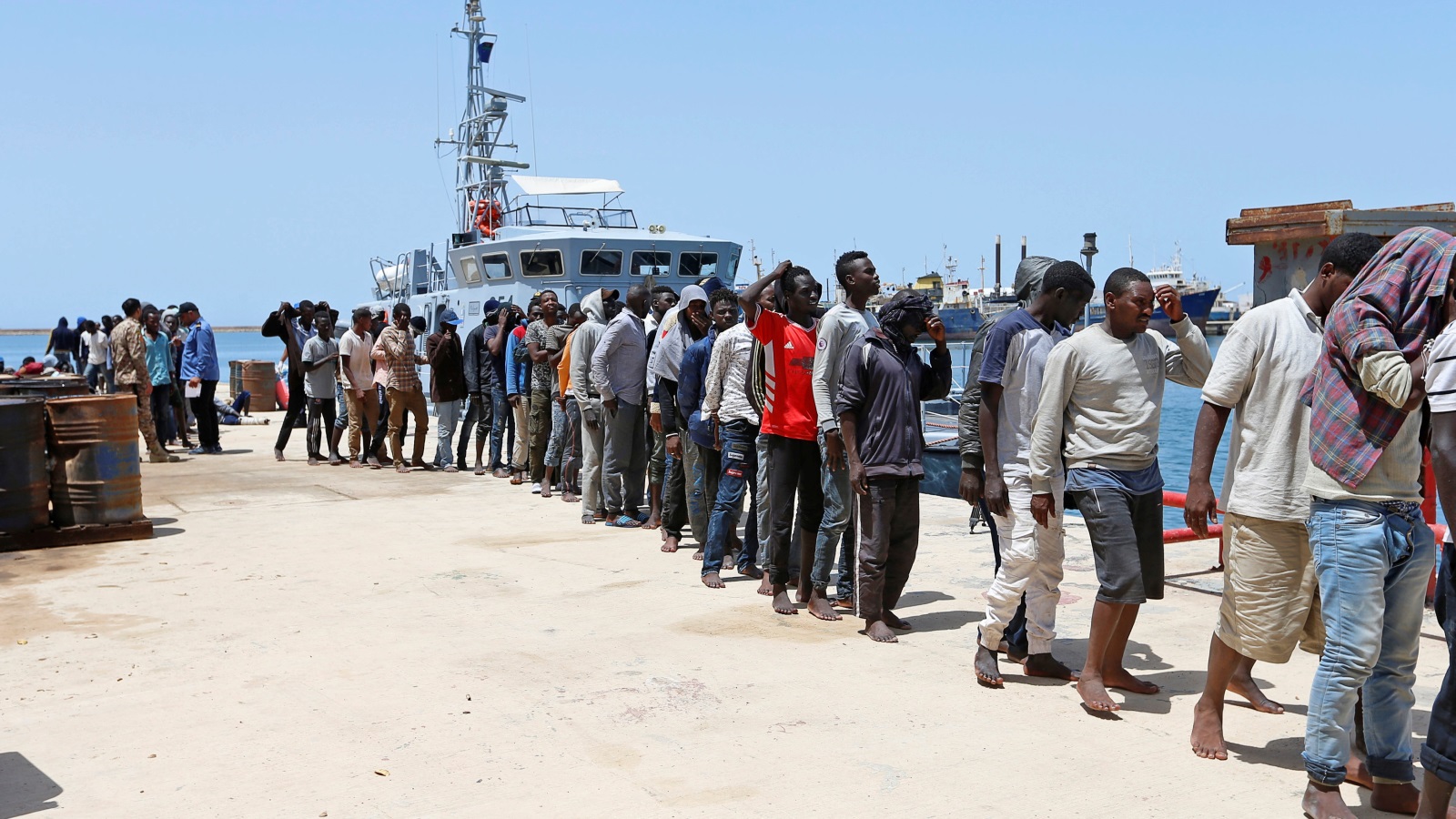 المنظمة الدولية حذرت من نقل المهاجرين لمراكز الاحتجاز في ليبيا (رويترز)