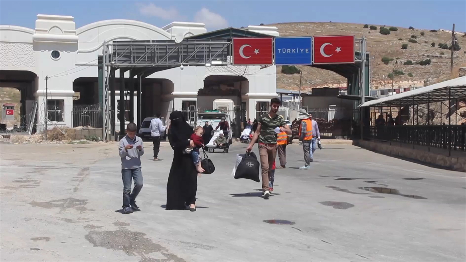 ‪تركيا تتيح للاجئين السوريين قضاء العيد في بلدهم‬ تركيا تتيح للاجئين السوريين قضاء العيد في بلدهم (الجزيرة-أرشيف)