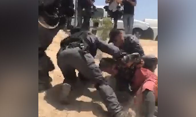 جنود الاحتلال يسحلون فلسطينية بعد نزع حجابها