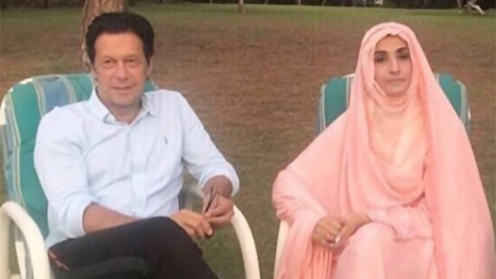 زواج عمران خان من بشرى مانيكا المتدينة غيّر من انطباع الشارع الباكستاني عنه (مواقع التواصل)