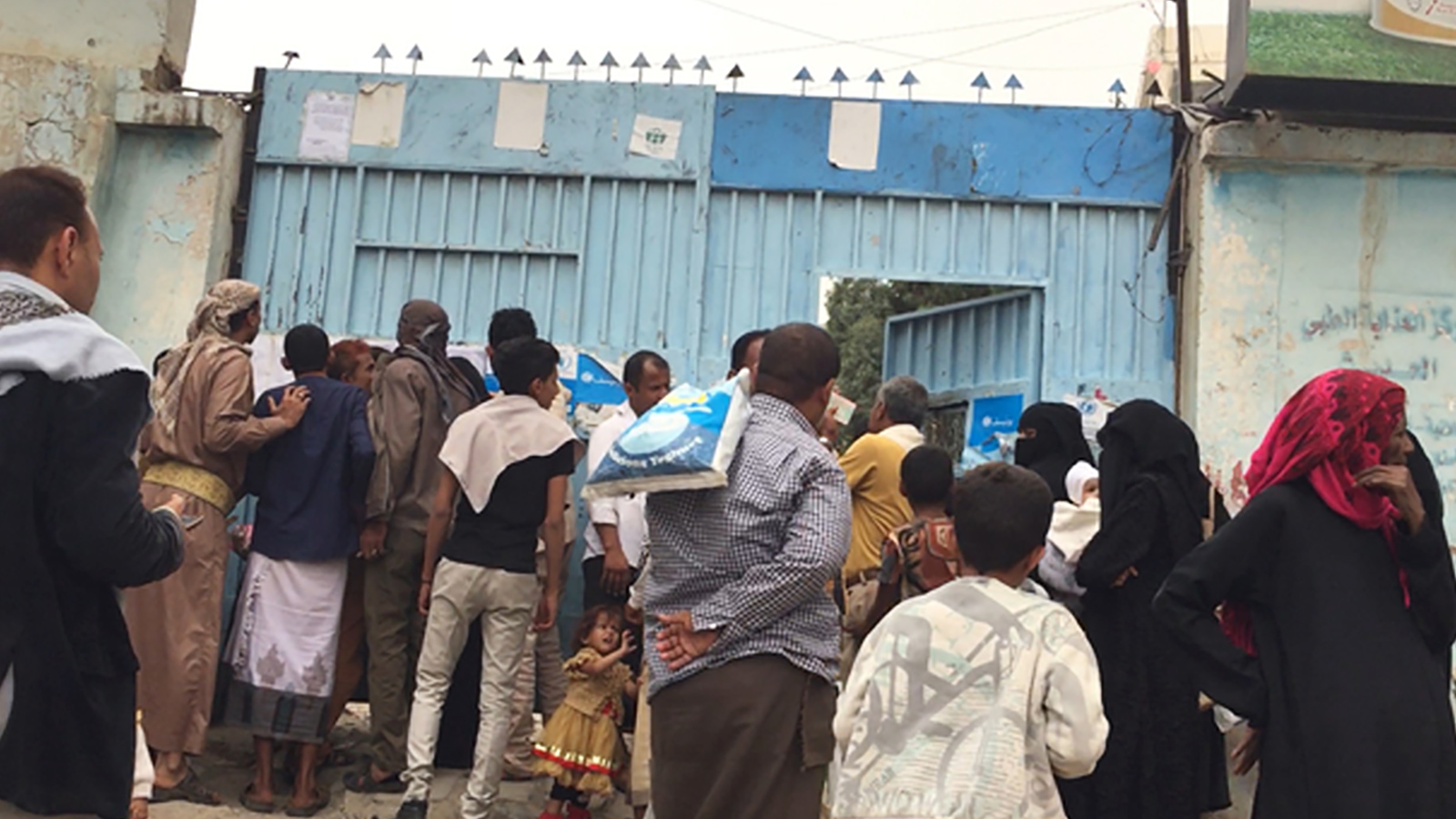 بعض النازحين من الحديدة إلى العاصمة صنعاء باتوا يفكرون في العودة لمدينتهم بسبب انعدام شروط اللجوء في العاصمة(الصحافة البريطانية)