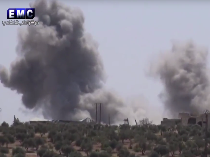 قصف جوي للنظام السوري على بلدة التمانعة بريف إدلب .