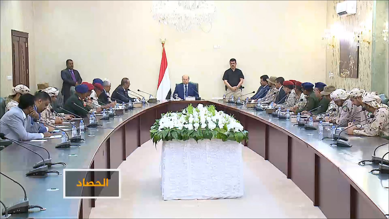 الرئيس هادي طالب باجتماع مع قادة أمن وحضره قادة عسكريون من السعودية والإمارات بوضع حد للانفلات الأمني 