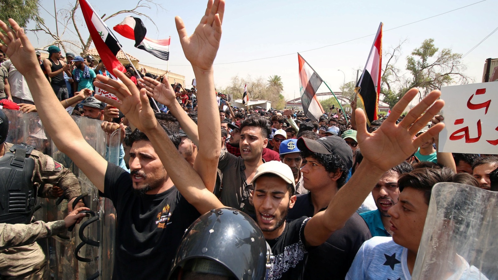 المظاهرات بدأت من محافظة البصرة في التاسع من يوليو/تموز الماضي(رويترز)