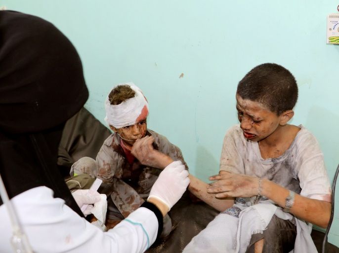 ATTENTION EDITORS - VISUAL COVERAGE OF SCENES OF INJURY OR DEATH A doctor treats children injured by an airstrike in Saada, Yemen August 9, 2018./REUTERS/Naif Rahma TPX IMAGES OF THE DAY