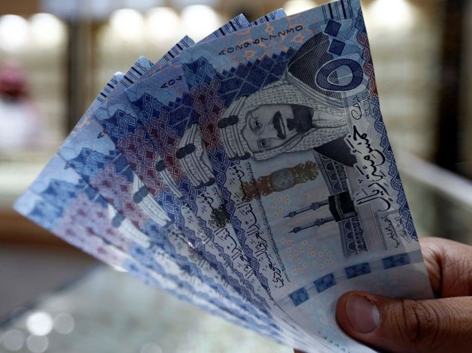 A Saudi money changer displays Saudi Riyal banknotes at a currency exchange shop in Riyadh, Saudi Arabia July 27, 2017. REUTERS/Faisal Al Nasser
