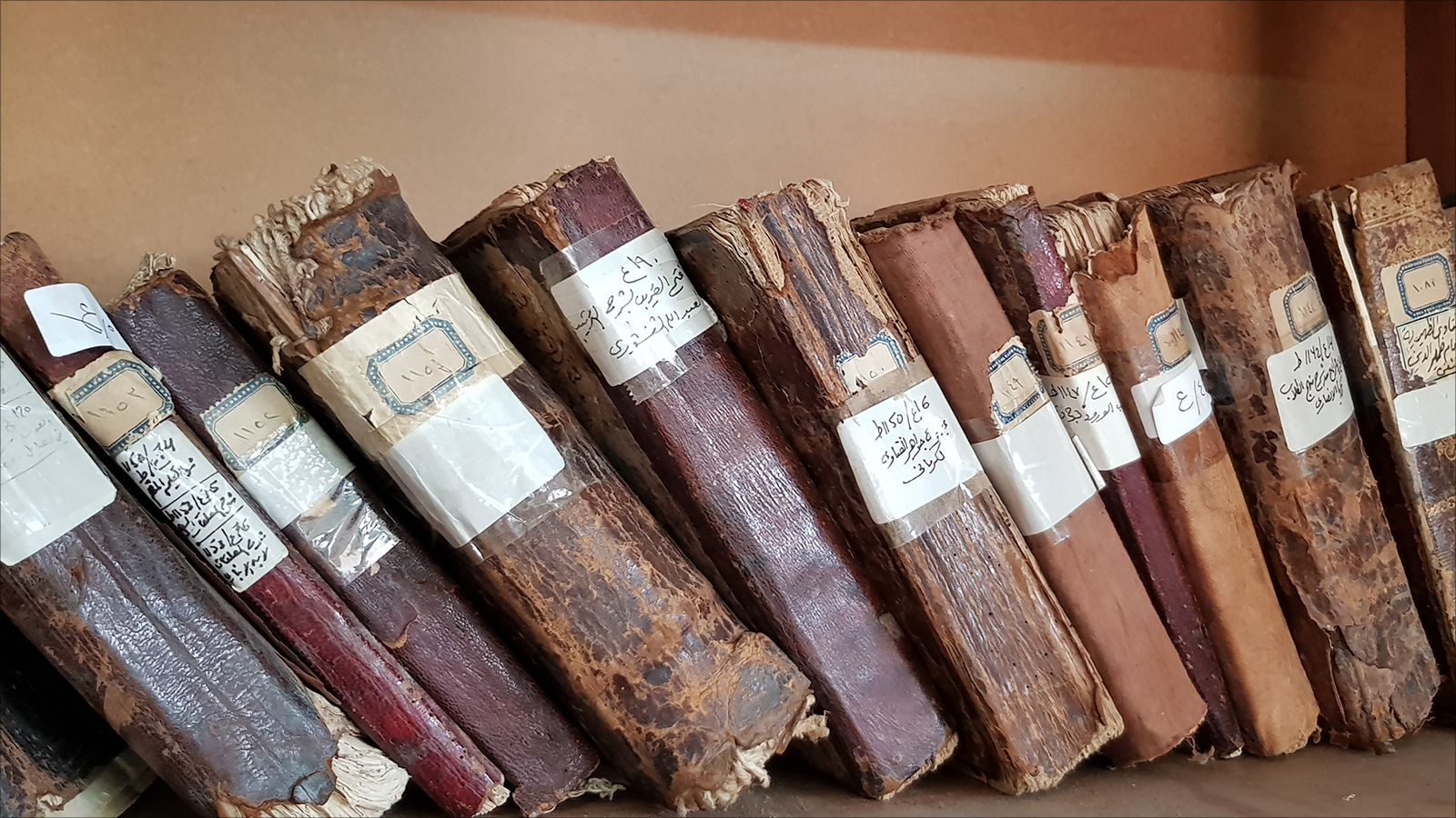 كتب قديمة ومخطوطات تتبع لمكتبة المسجد العمري الكبير (الجزيرة)