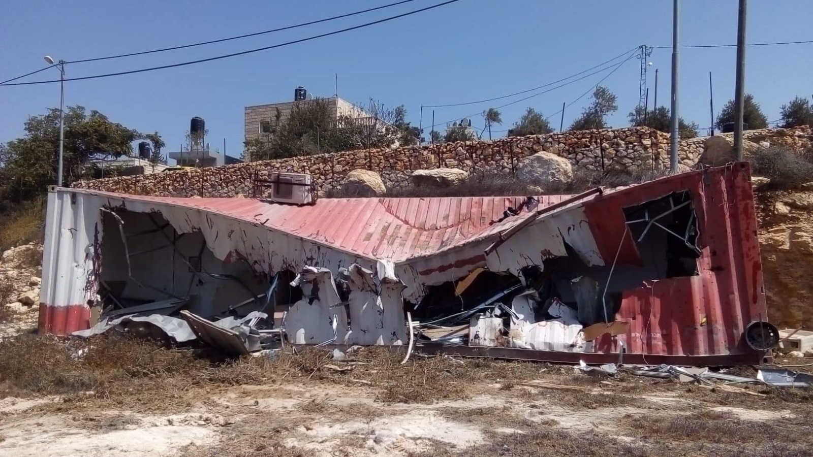 كرفان دمرته قوات الاحتلال في قرية الولجة (الجزيرة)