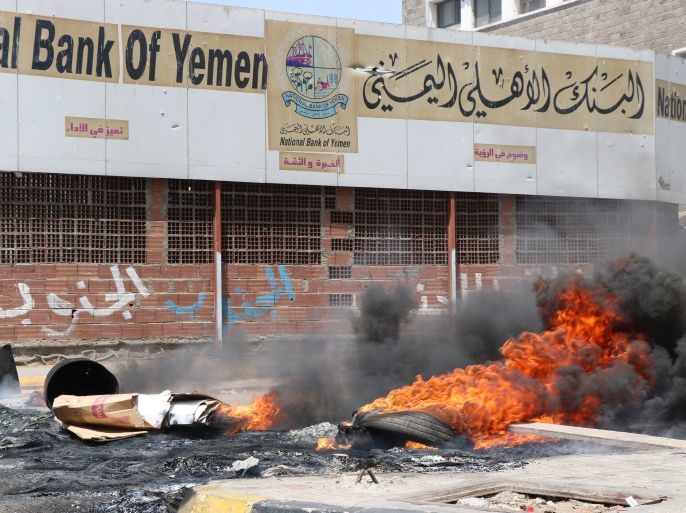 Protesters block a street with burning tires after the Yemeni Riyal has severely plunged against foreign currencies, in Aden, Yemen September 2, 2018. REUTERS/Fawaz Salman