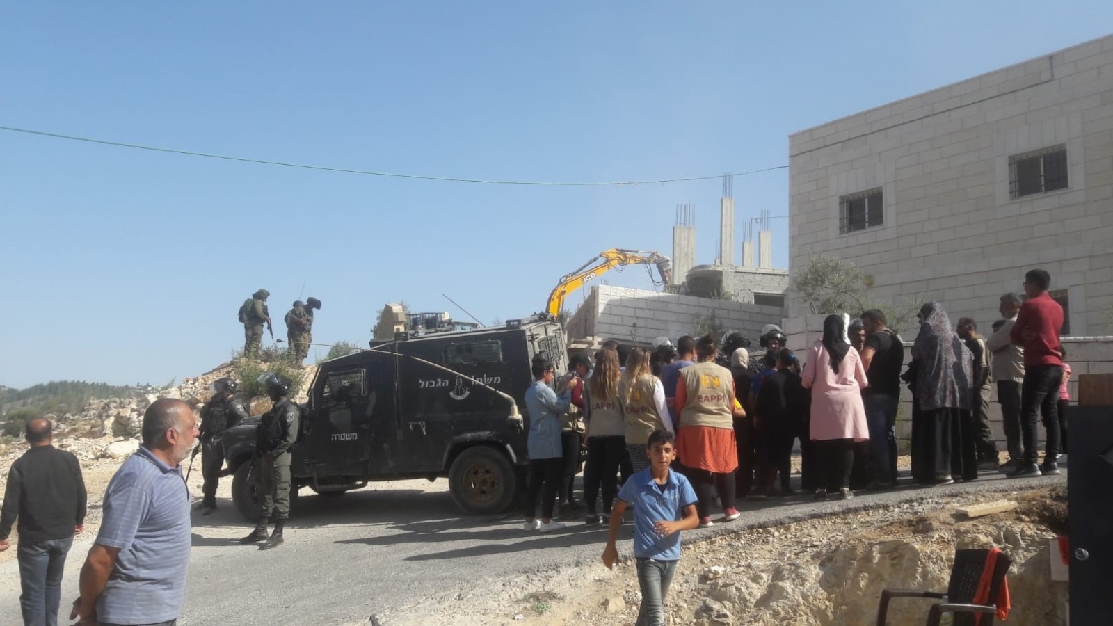 ثمانية فلسطينيين أصيبوا عند تصديهم لقوات الاحتلال التي هدمت خمسة منازل في الولجة (الجزيرة)