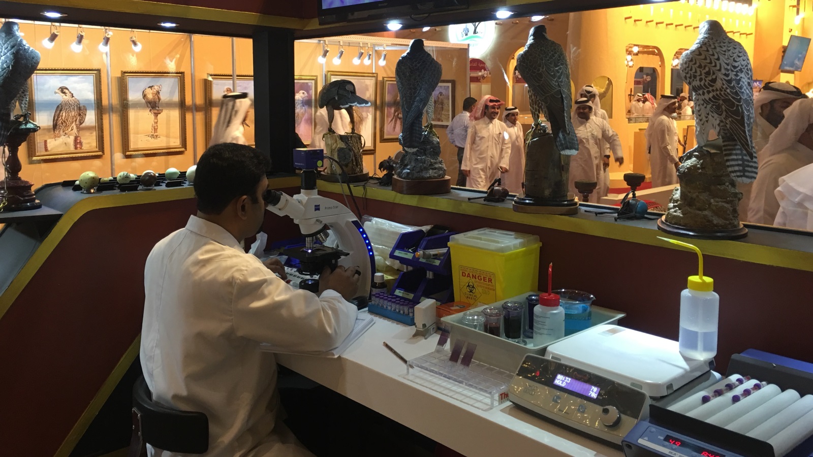 مختبر مستشفى سوق واقف في معرض سهيل (الجزيرة)